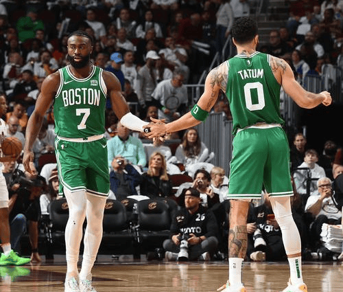 凯尔特人队员力压对手，无懈可击